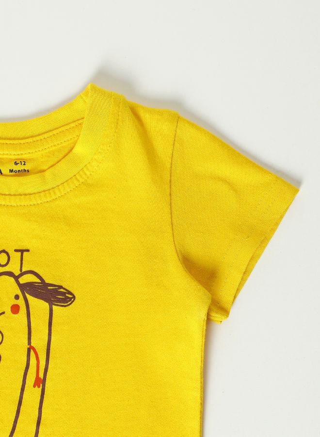 زرافة تيشيرت مزين بفتحة رقبة مستديرة وأكمام قصيرة للأولاد الصغار أصفر مسطردة - Image 3