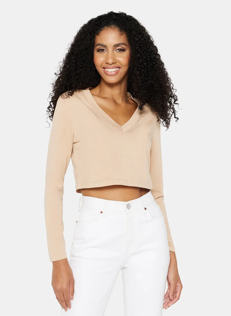 LABEL RAIL V-Neck Cropped T-Shirt