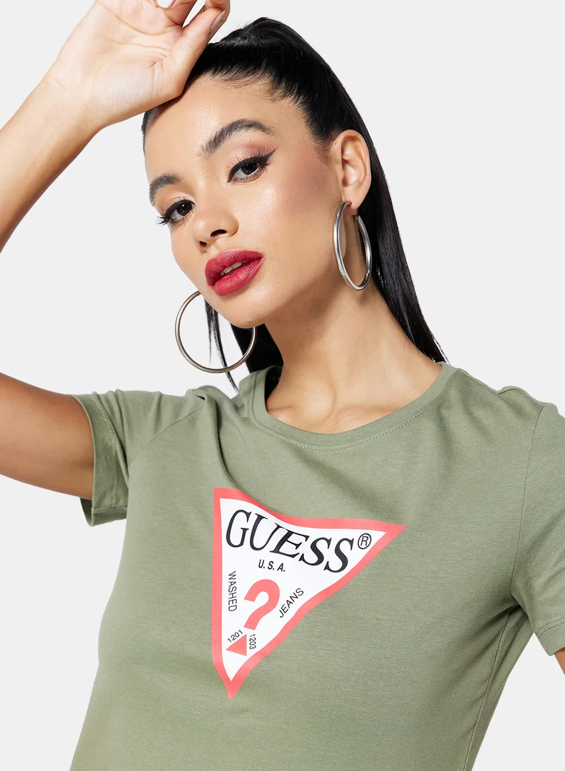 جس تيشيرت أساسي بطبعة شعار أخضر