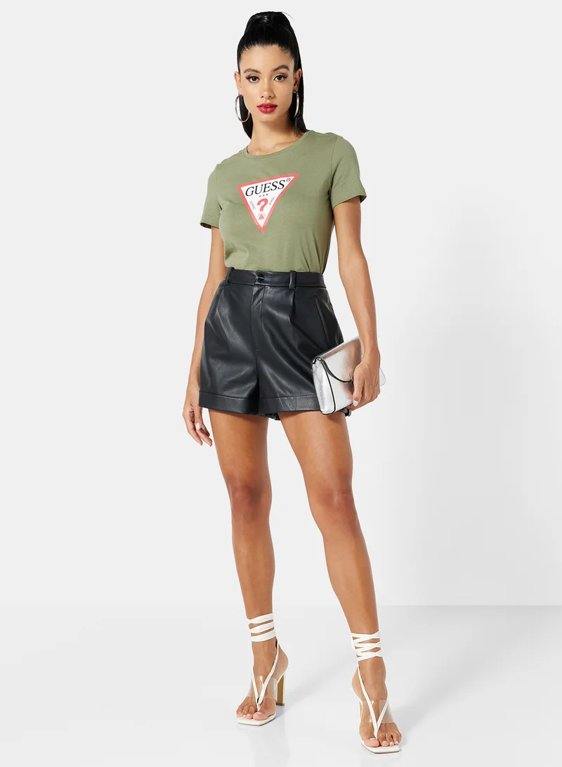 جس تيشيرت أساسي بطبعة شعار أخضر