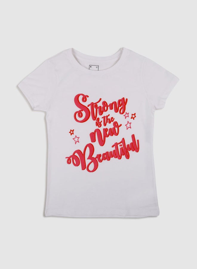 نيون "تيشيرت كاجوال بفتحة رقبة مستديرة بطبعة عبارة "Strong Is The New Beautiful" أبيض/ أحمر  - Image 1