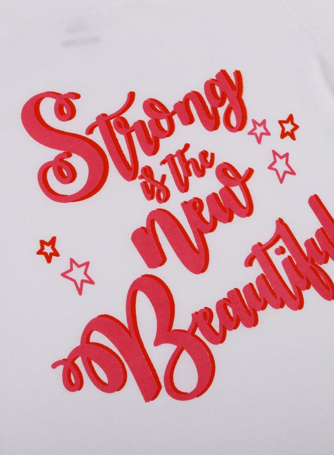 نيون "تيشيرت كاجوال بفتحة رقبة مستديرة بطبعة عبارة "Strong Is The New Beautiful" أبيض/ أحمر  - Image 3