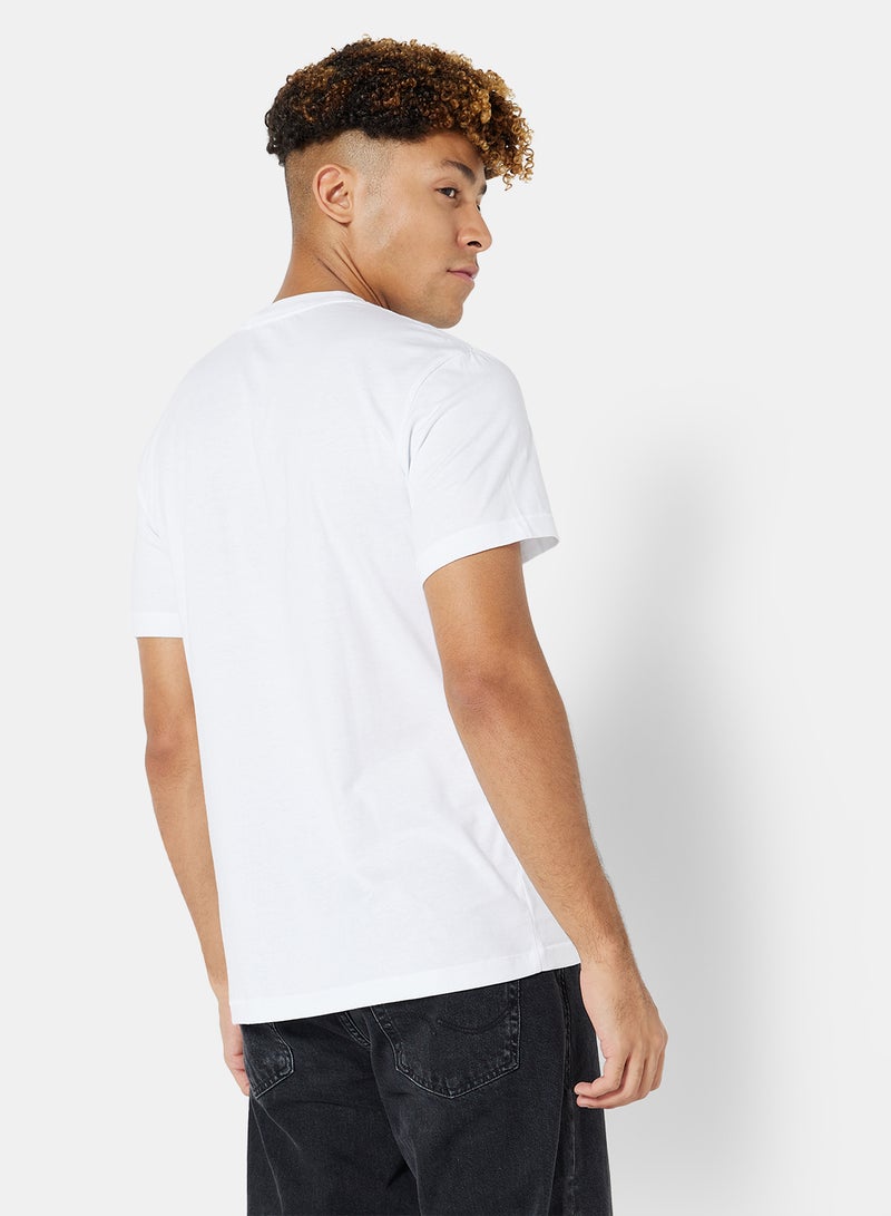 كالفن كلاين جينز تيشيرت بفتحة رقبة مستديرة مُزين بشعار أبيض زاهي - Image 2