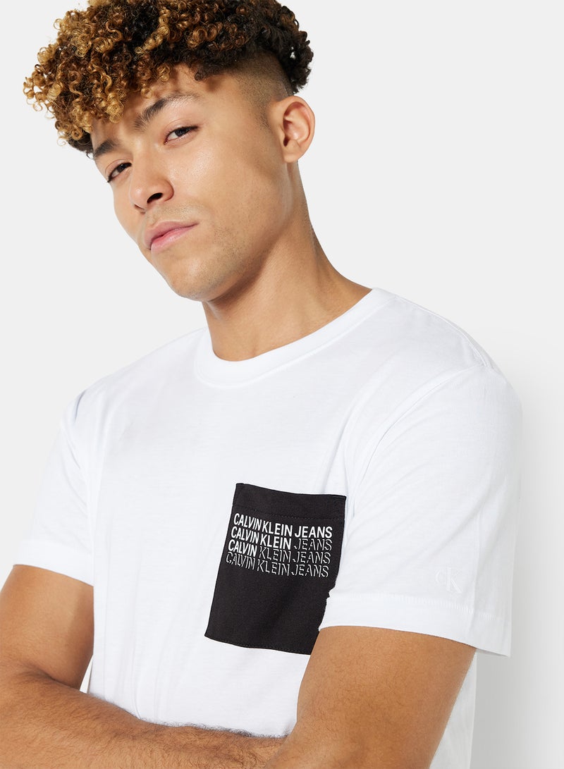 كالفن كلاين جينز تيشيرت بفتحة رقبة مستديرة مُزين بشعار أبيض زاهي - Image 3
