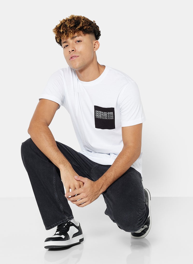 كالفن كلاين جينز تيشيرت بفتحة رقبة مستديرة مُزين بشعار أبيض زاهي - Image 4
