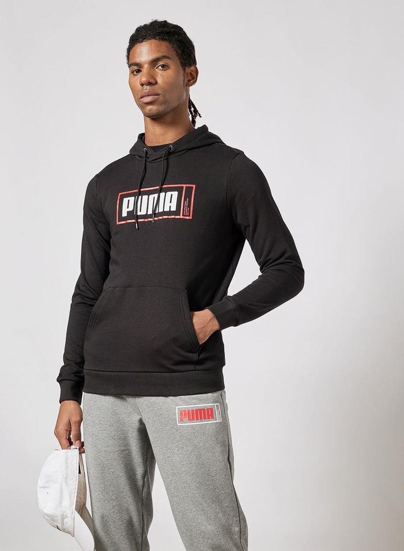 بوما هودي مطبوع بشعار جرافيك أسود - Image 1