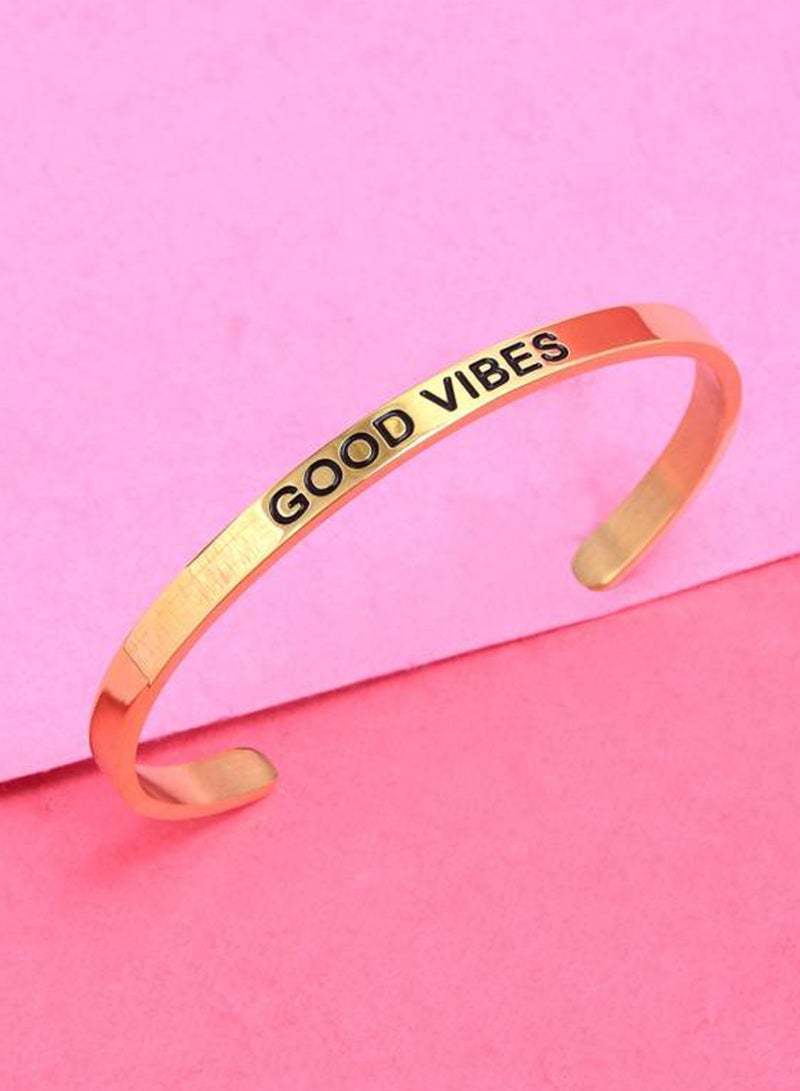 بيبا بيلا - سوار مطلي بالذهب يحمل عبارة Good Vibes Karma - Image 1