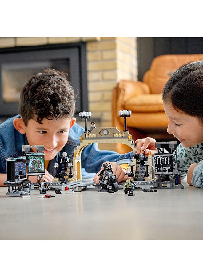 LEGO - 76183 Dc Batman Batcave: The Riddler Face-Off  Building Kit 581 Pieces 8+ Years - Image 1