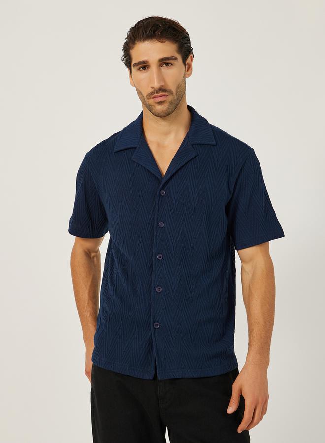 ستايلي قميص بياقة مطوية بقصة عادية بنقش بارز - Image 1