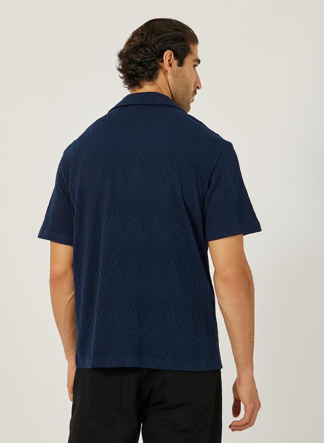 ستايلي قميص بياقة مطوية بقصة عادية بنقش بارز - Image 4