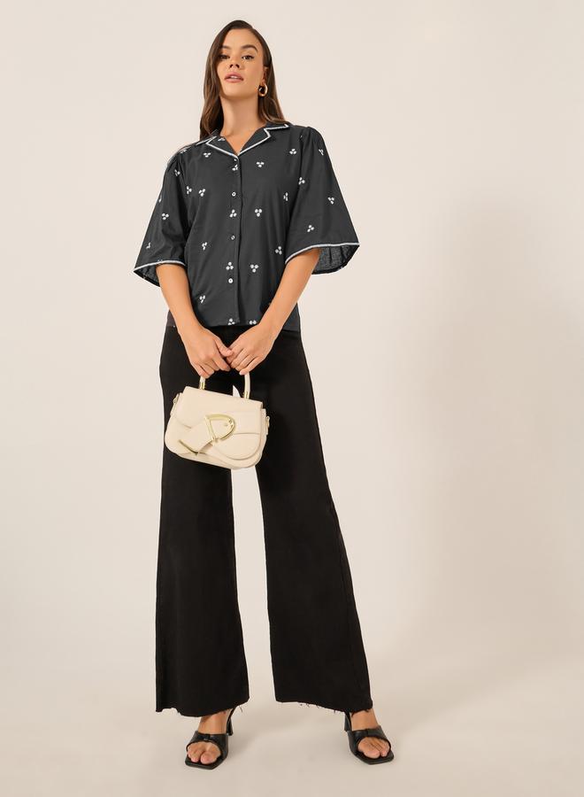 ستايلي بلوزة مطرزة بياقة مشقوقة وأزرار وأكمام واسعة - Image 2