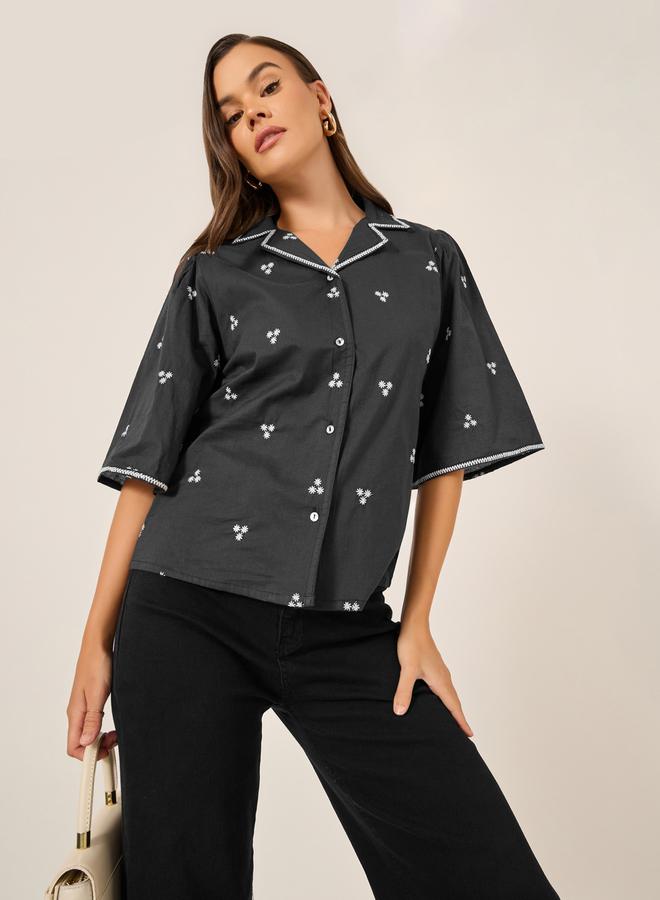 ستايلي بلوزة مطرزة بياقة مشقوقة وأزرار وأكمام واسعة - Image 3