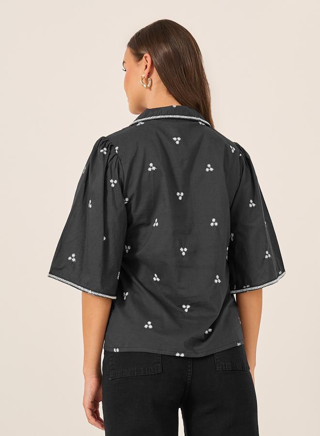 ستايلي بلوزة مطرزة بياقة مشقوقة وأزرار وأكمام واسعة - Image 5