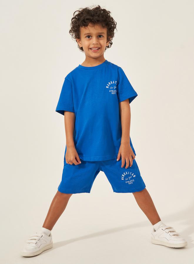 ستايلي طقم تي شيرت وشورت بطبعة شعار وأكمام قصيرة - Image 1