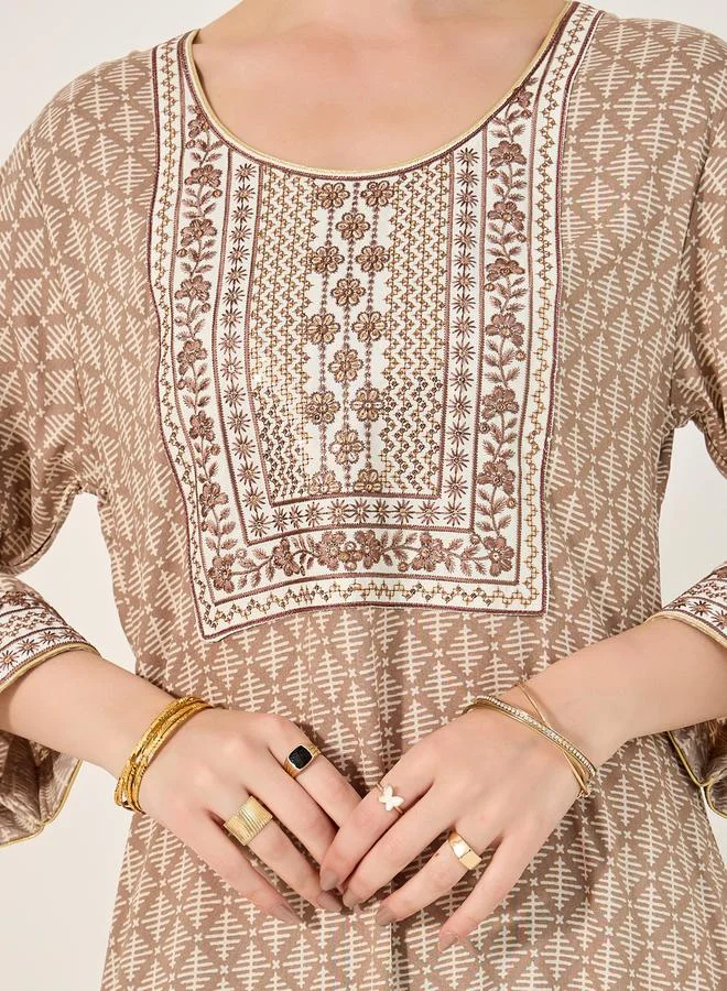 ستايلي جلابية جلاليب مطرزة مطبوعة بياقة مستديرة من Styli
