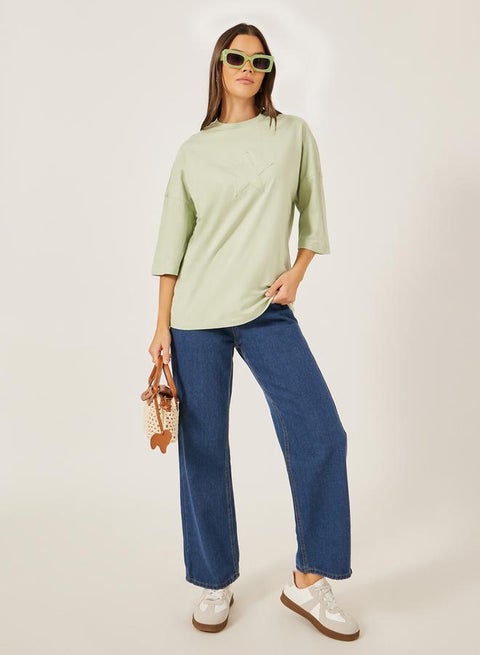 جينز مستقيم بخصر متوسط وخمسة جيوب