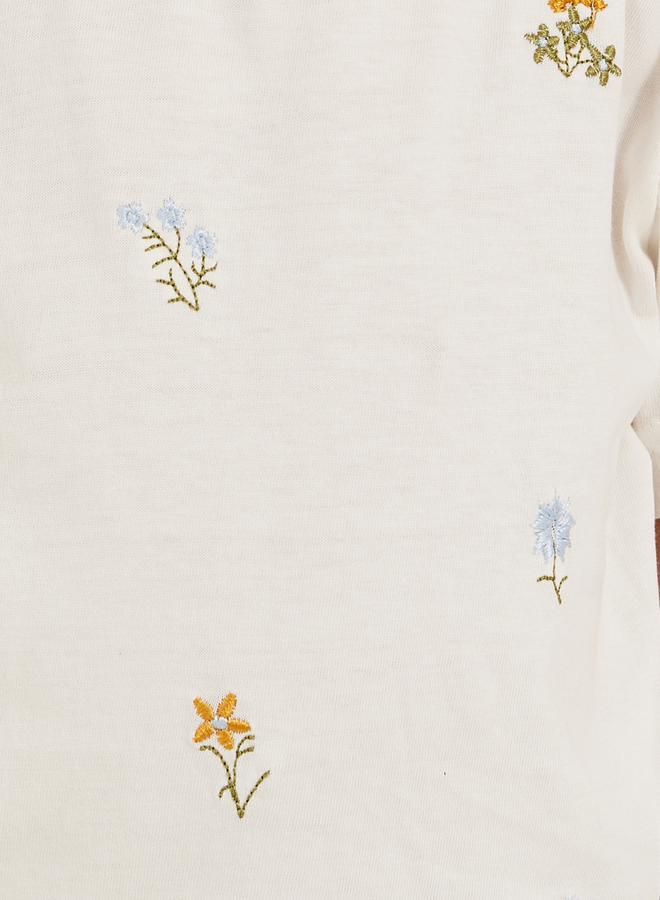 ستايلي تيشيرت مطرز بياقة مستديرة - Image 3
