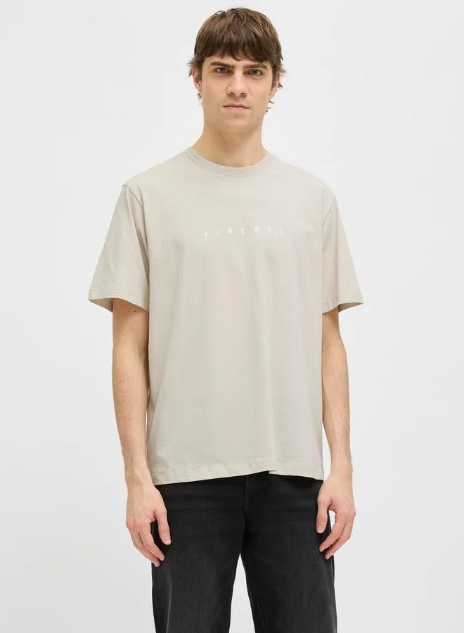 JJ Rebel JREBROCKY LOGO TEE SS CREW NECK